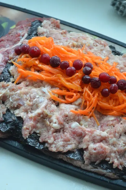 Мясной рулет с корейской морковью  и клюквой: шаг 6