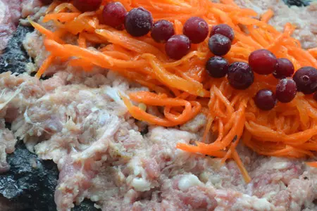 Мясной рулет с корейской морковью  и клюквой: шаг 6
