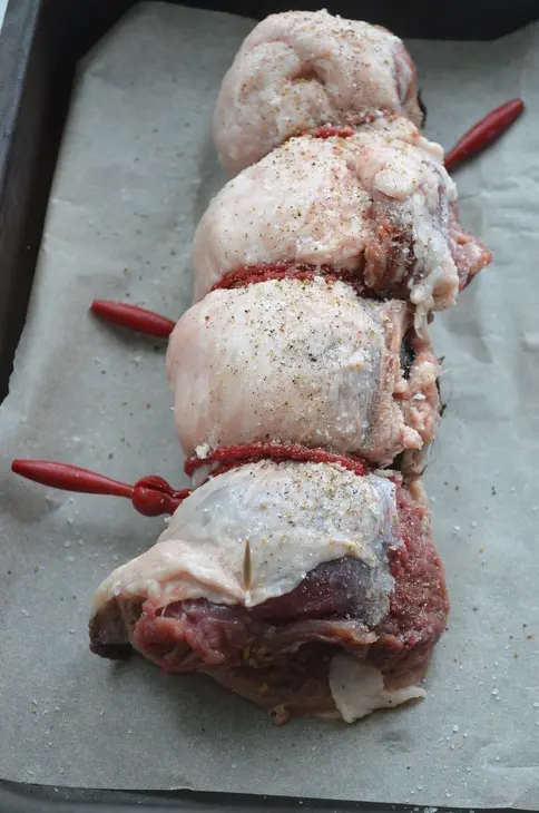 Мясной рулет с корейской морковью  и клюквой: шаг 7