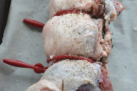 Мясной рулет с корейской морковью  и клюквой: шаг 7