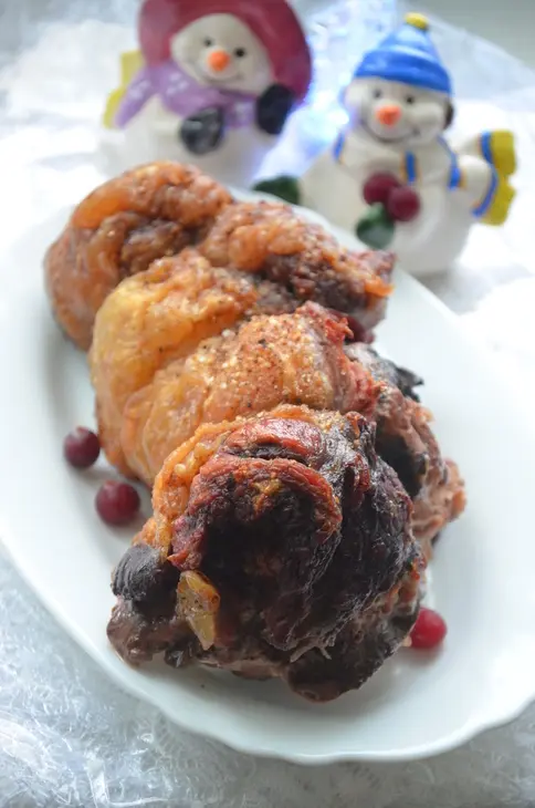 Мясной рулет с корейской морковью  и клюквой: шаг 8