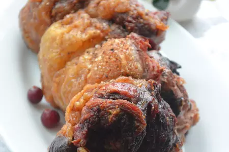 Мясной рулет с корейской морковью  и клюквой: шаг 8