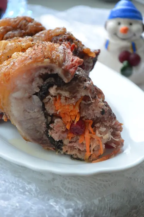 Мясной рулет с корейской морковью  и клюквой: шаг 9