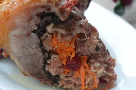 Мясной рулет с корейской морковью  и клюквой: шаг 9