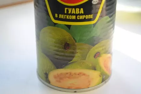 Шарлотка с ягодами и гуавой: шаг 3