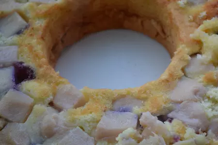 Шарлотка с ягодами и гуавой: шаг 7