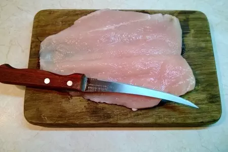 Куриные шарики с начинкой и клюквенным соусом.: шаг 1