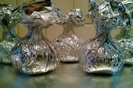 Куриные шарики с начинкой и клюквенным соусом.: шаг 3