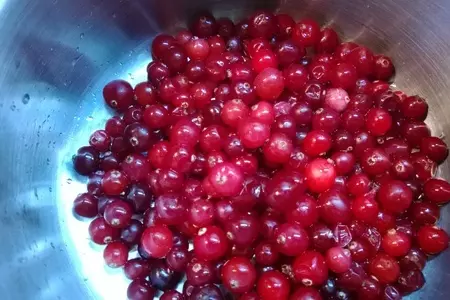 Куриные шарики с начинкой и клюквенным соусом.: шаг 4