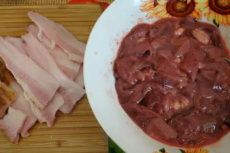 Куриная печень, запеченная с картофелем и беконом: шаг 1