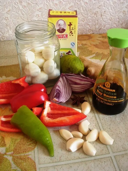 Салат с маринованными перепелиными яйцами: шаг 1