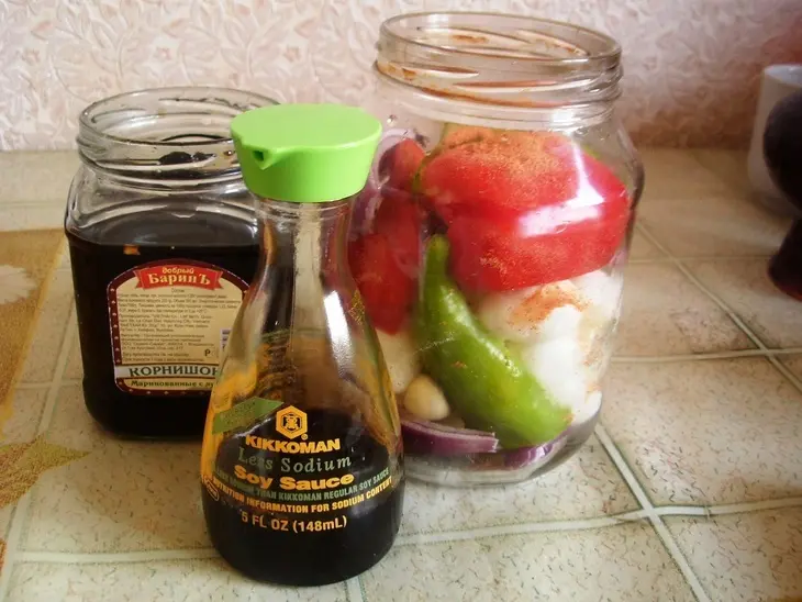 Салат с маринованными перепелиными яйцами: шаг 2
