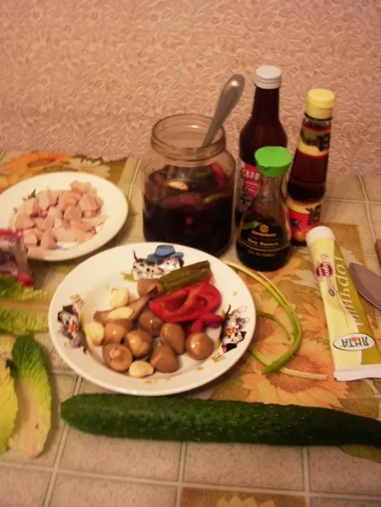 Салат с маринованными перепелиными яйцами: шаг 4