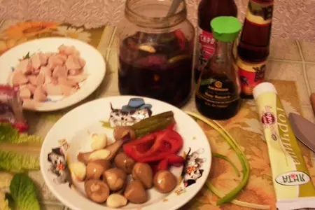 Салат с маринованными перепелиными яйцами: шаг 4