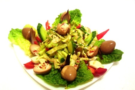 Салат с маринованными перепелиными яйцами.: фото шаг 6
