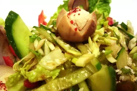 Салат с маринованными перепелиными яйцами: шаг 7