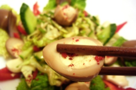 Салат с маринованными перепелиными яйцами.: шаг 8