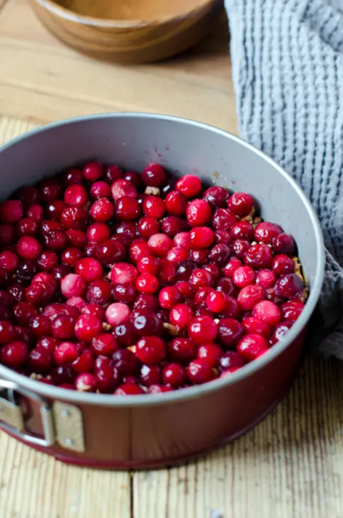 Пирог с клюквой и грецкими орехами: шаг 6