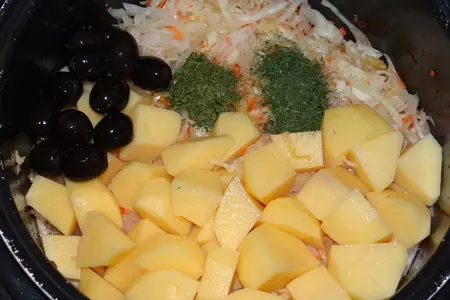 Солянка из квашеной капусты, свинины и маслин: шаг 2