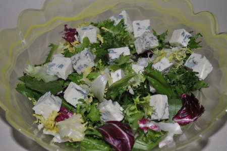 Салат с карамелизированной грушей, сыром и клюквой: шаг 5