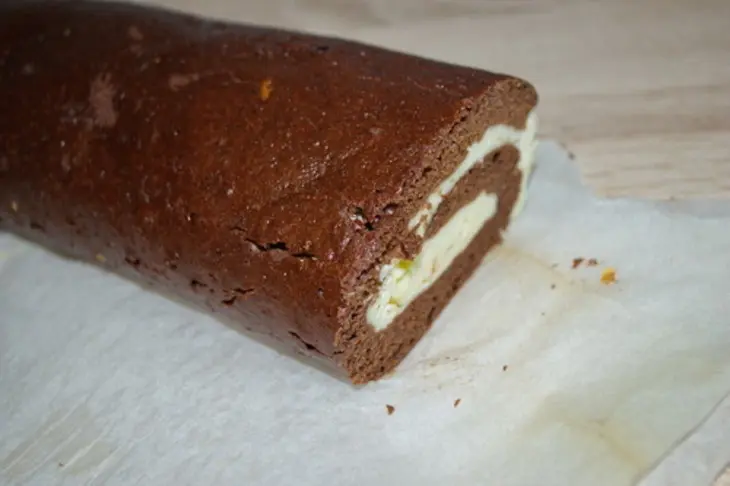 Шоколадный рулет с творожной начинкой: шаг 6