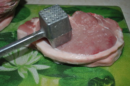 Свиные отбивные с сыром камамбер и клюквенным соусом: шаг 3