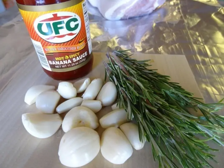 Кусок мяса с розмарином и чесноком под банановым соусом: шаг 1