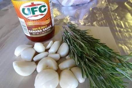 Кусок мяса с розмарином и чесноком под банановым соусом: шаг 1