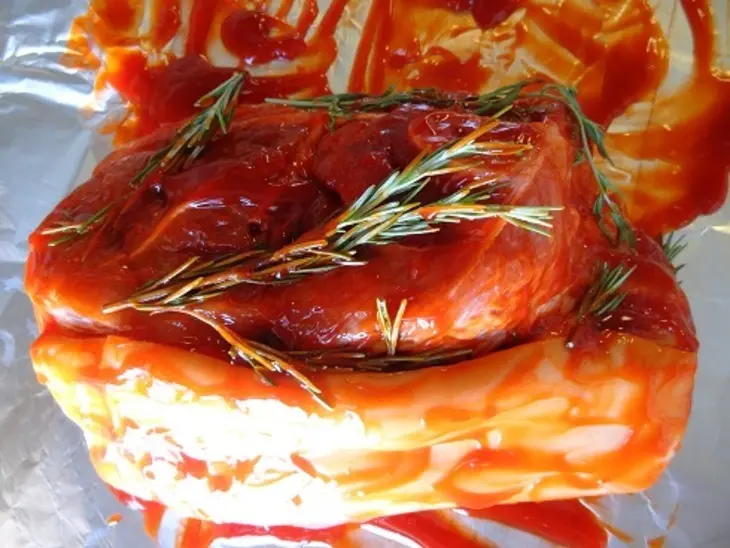 Кусок мяса с розмарином и чесноком под банановым соусом: шаг 4