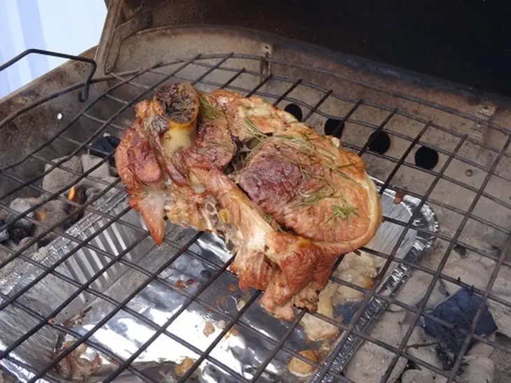 Кусок мяса с розмарином и чесноком под банановым соусом: шаг 7