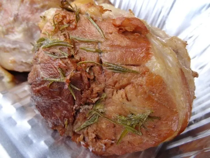 Кусок мяса с розмарином и чесноком под банановым соусом: шаг 9