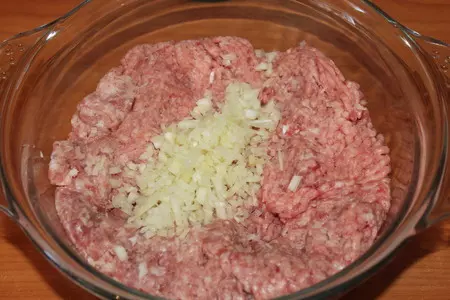 Мясные зразы с клюквой: шаг 1