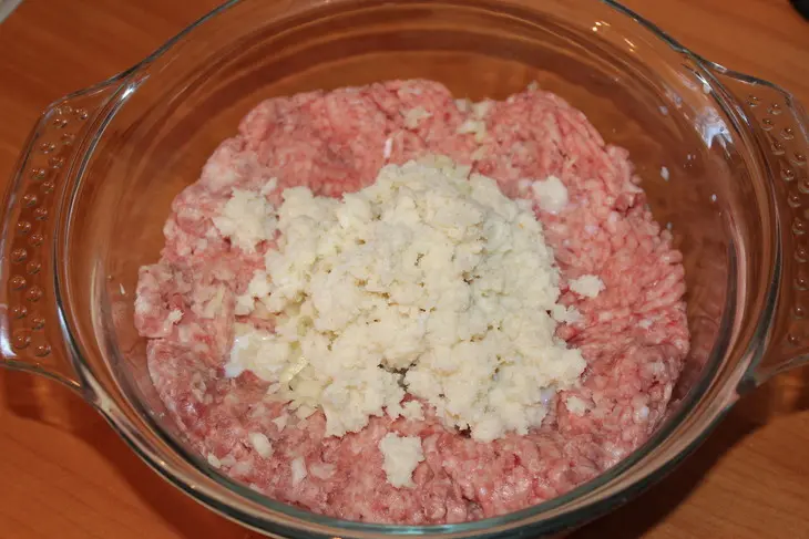 Мясные зразы с клюквой: шаг 2