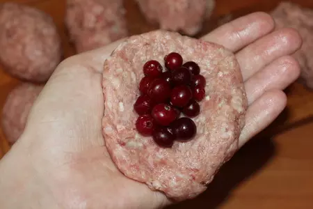 Мясные зразы с клюквой: шаг 3