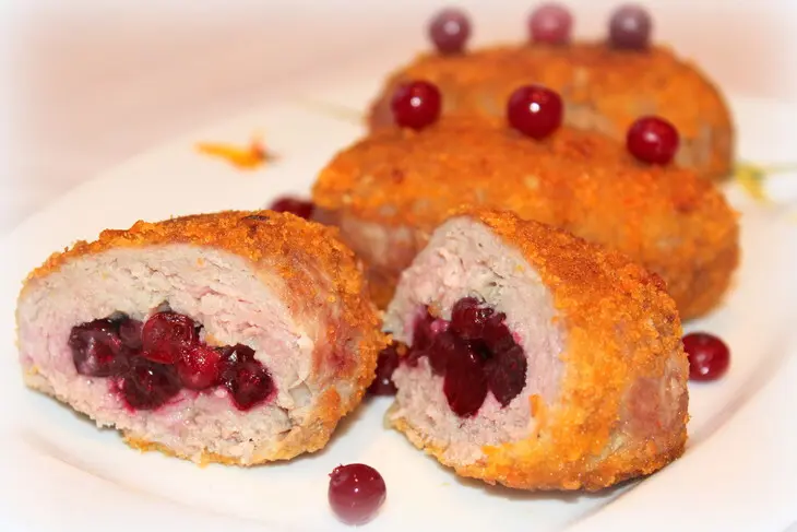 Мясные зразы с клюквой: шаг 7