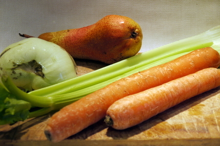 Овощной смузи из кольраби, моркови, сельдерея и груши: шаг 1