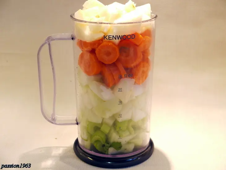 Овощной смузи из кольраби, моркови, сельдерея и груши: шаг 2