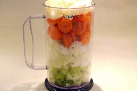 Овощной смузи из кольраби, моркови, сельдерея и груши: шаг 2