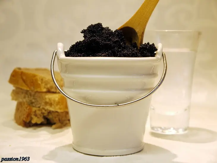Черная икра, как правильно подать и вкусно съесть (кинокулинарный фм): шаг 1
