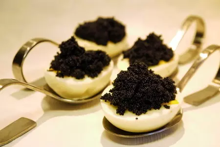 Черная икра, как правильно подать и вкусно съесть (кинокулинарный фм): шаг 4
