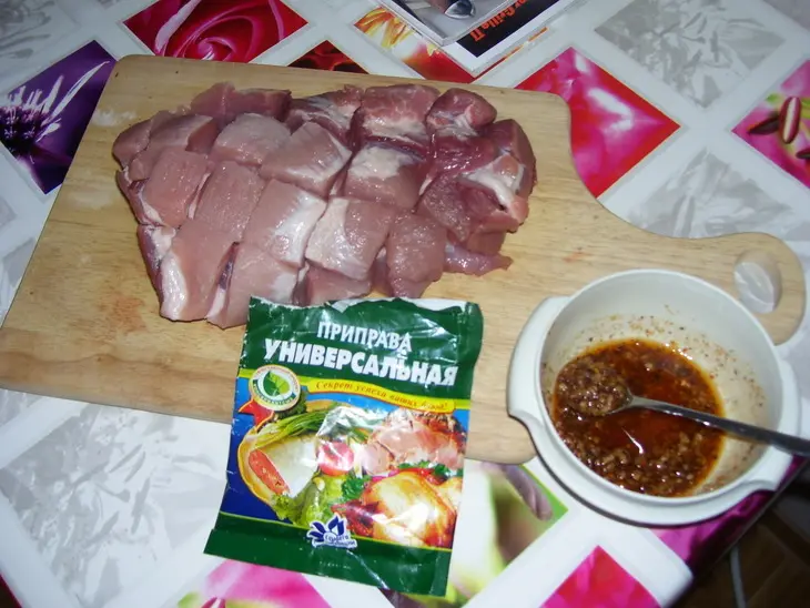 Мясо жаренное в духовке с картофелем: шаг 1
