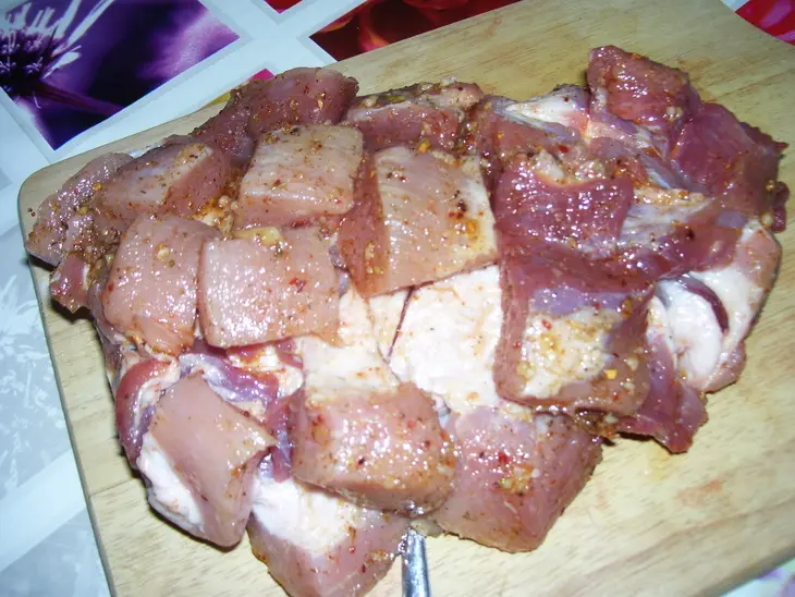 Мясо жаренное в духовке с картофелем: шаг 2
