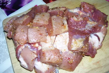 Мясо жаренное в духовке с картофелем: шаг 2