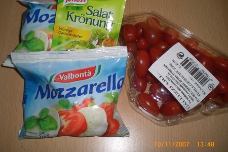 Салат с помидорами  черри и моцареллой: шаг 1