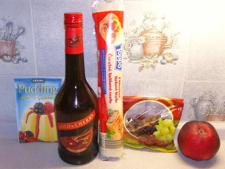 Слоенка с яблоками,изюмом и пудингом: шаг 1