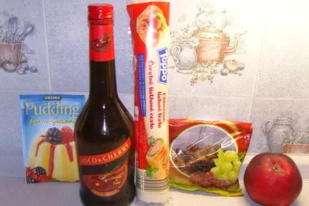 Слоенка с яблоками,изюмом и пудингом: шаг 1