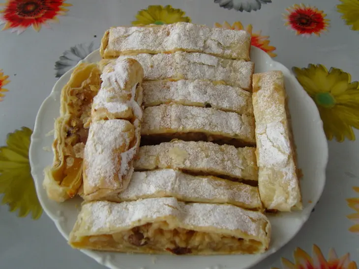 Слоенка с яблоками,изюмом и пудингом: шаг 5