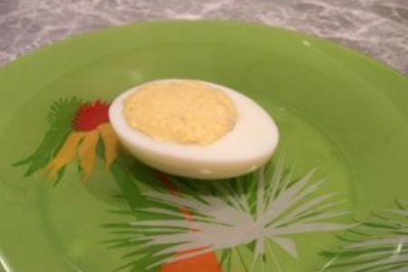 Фаршированные яйца «крысята»: шаг 3