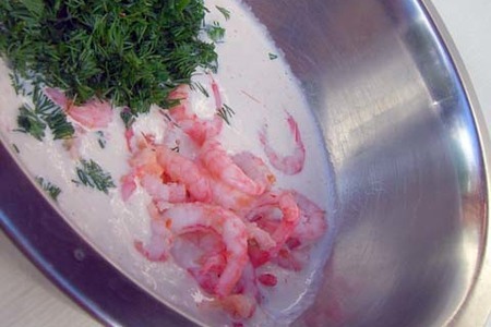 Морской окунь со сливочным соусом из креветок и хрустящими "монетками" из поленты: шаг 4