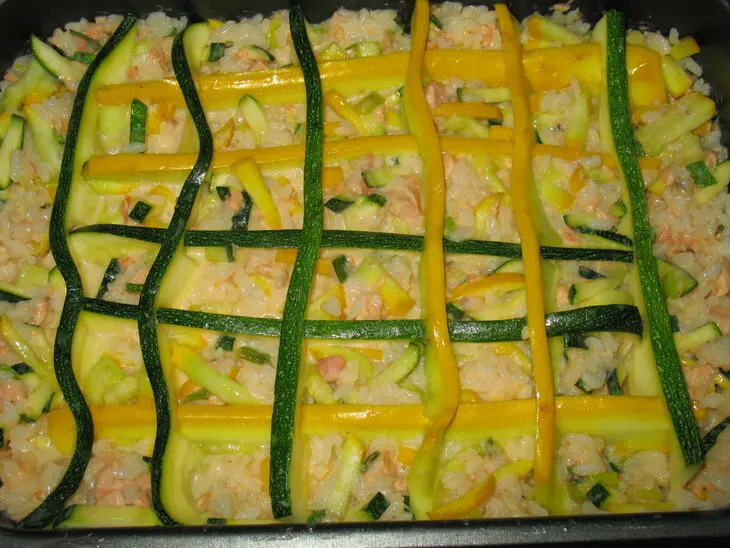 Рисовая запеканка с кабачками и консервированной рыбкой.: шаг 7